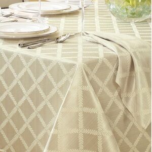 Lenox Tablecloth 67 x 112 Laurel Leaf